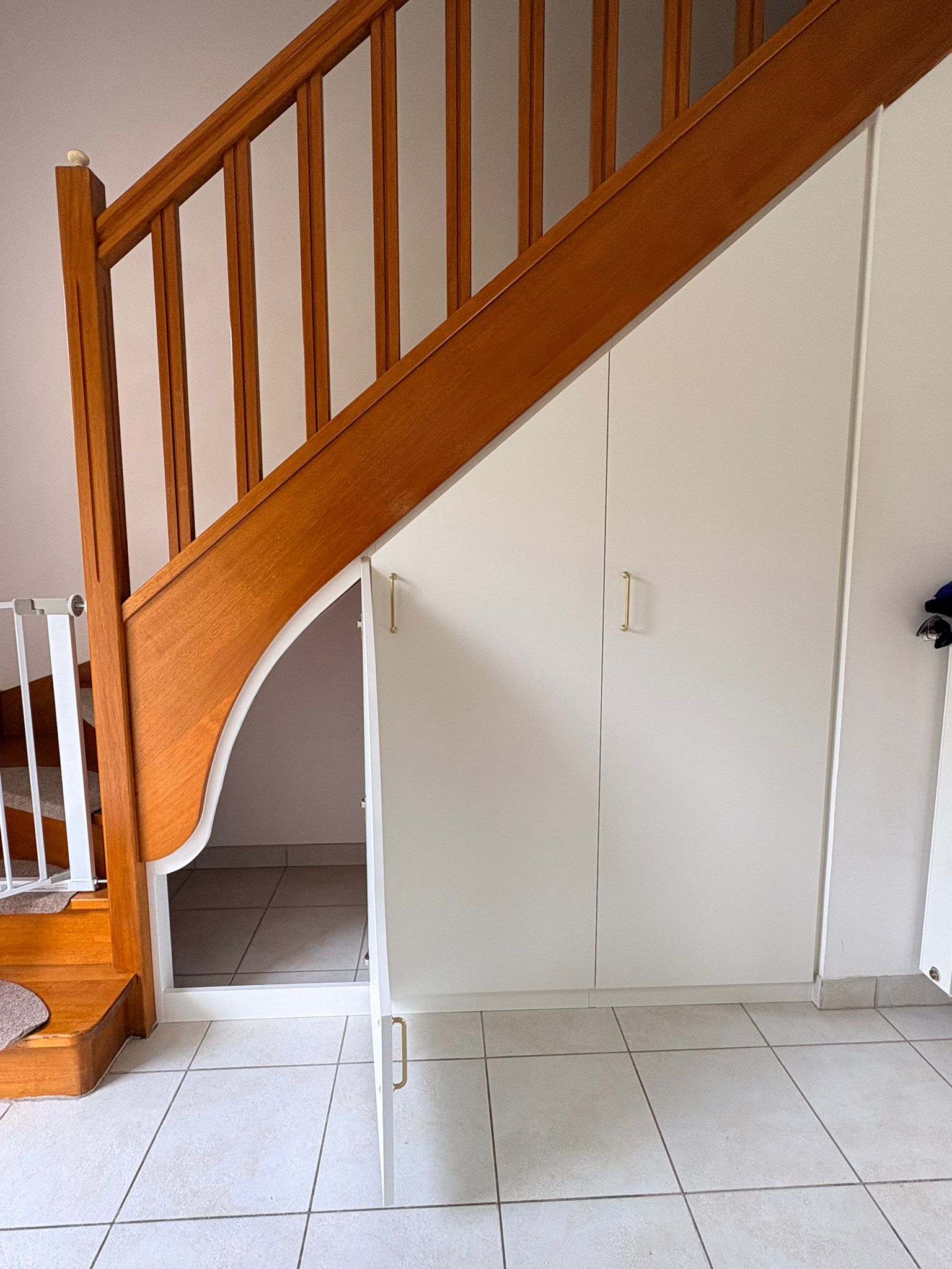 sous escalier blanc givre avec penderie coulissante srt le monde du placard